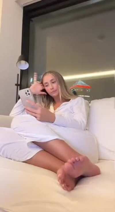 pretty white girl feet