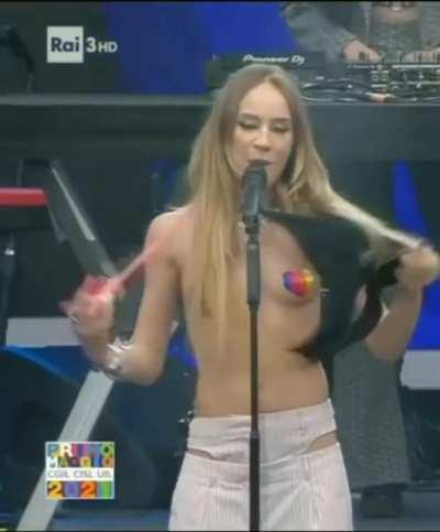 Chadia Rodriguez al primo maggio. Viva la libertà d'amare🌈