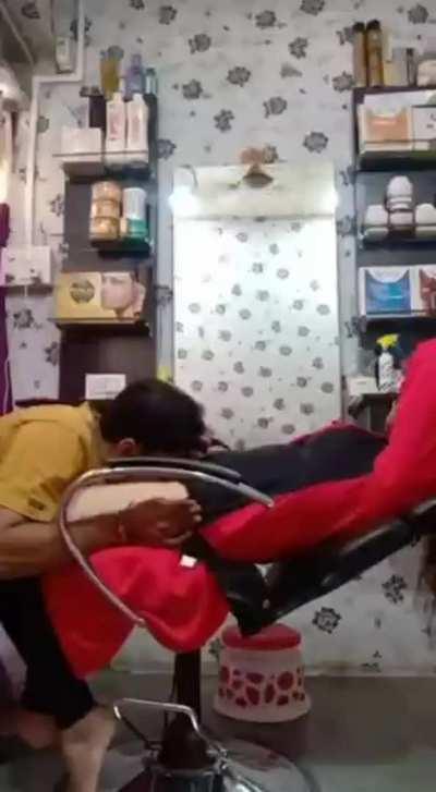 SALOON WALI KO HI PATAK K PEL DIYA🔥