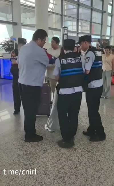 10月16日，宁波。小仙女在机场撒泼大吵大闹，劝说无效后被带走，进去就老实了