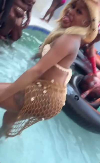 Dee fine lil thick ass