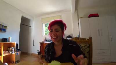 Foreigner tries to make Egyptian mahshy
اجنبية بتطبخ محشي