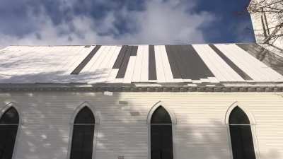 Snow falling off a roof in perfectly even bars