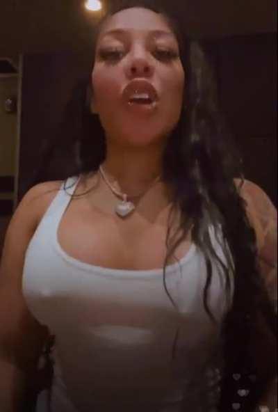Those hard ass nips and the way she talks about herself omg i got the perfect live 💦🍆🙏🏾🤩
