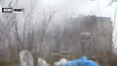 Российский танк прямой наводкой бьет по жилому дому в Углегорске, Донецкая область, 2015 год. Эта стрельба сопровождается криками «Укропы, привет!».