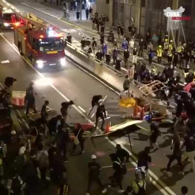 Hong Kong protesters completely dismantle a road barricade in 22 seconds so as to let the fire truck to access