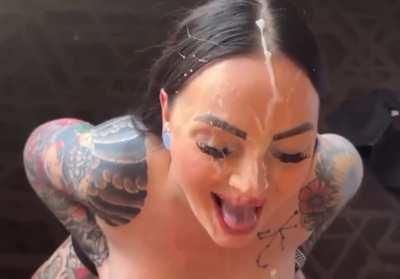 Tattooed Babe gets splashed with ropes