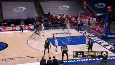 [Highlight] Kyrie airballs a wide open layup