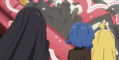 Love the way PA-san saunters over to peek at the photo