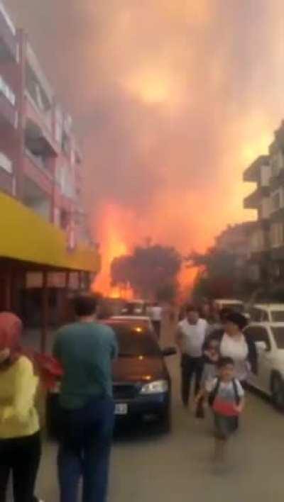 Şerefsiz PKK gürûhu ve bağlantılı terör örgütleri, en az 8 noktadan Hatay’ı kundakladı. Yüreğimiz yanıyor.