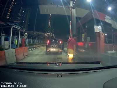 Raging Driver Assaults Toll Booth Operator with T&G extender