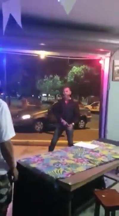 Batalha épica, titan das garrafa vs titan da camionete