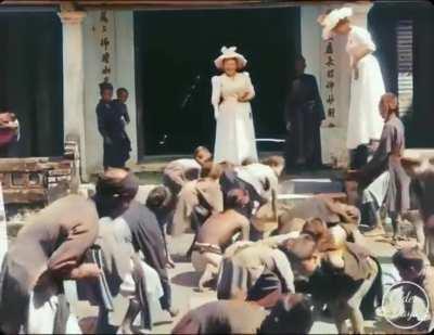 Две мадам на прогулке кормят…