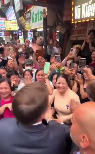 Tuyên láo thì ra rả đánh đuổi thực dân, đế quốc. Dân chúng thì gặp thực dân mừng như gặp cha.