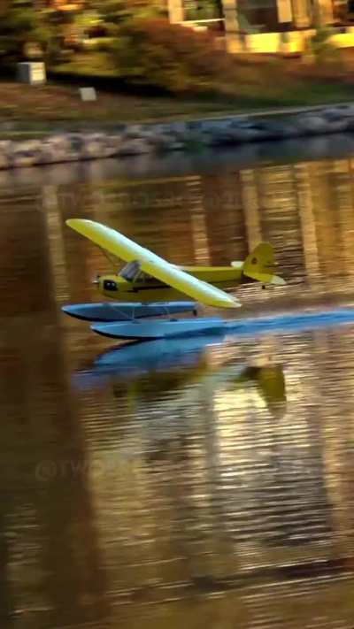 Piper J-3 Cub 1 Float Touch & Go