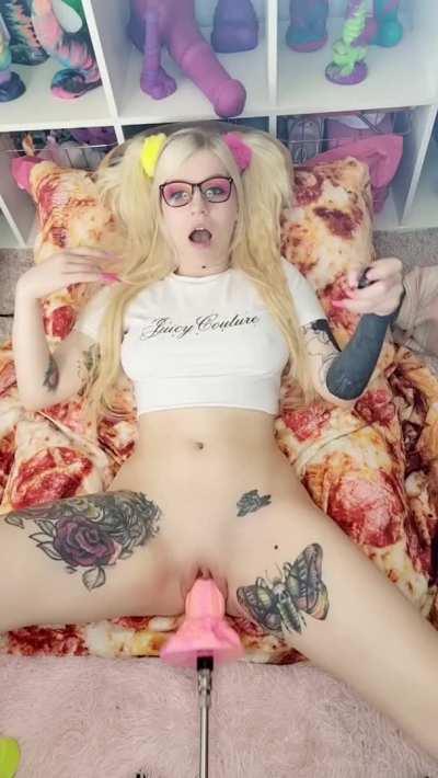 It amuses me that I'm left handed, and my left leg shakes more than my right when I cum😅