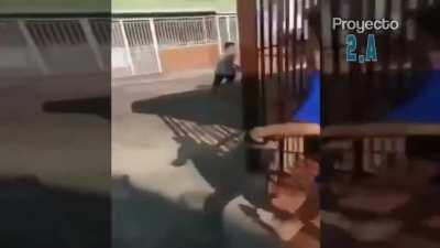 niño corriendo de la policia con musica de bob esponja