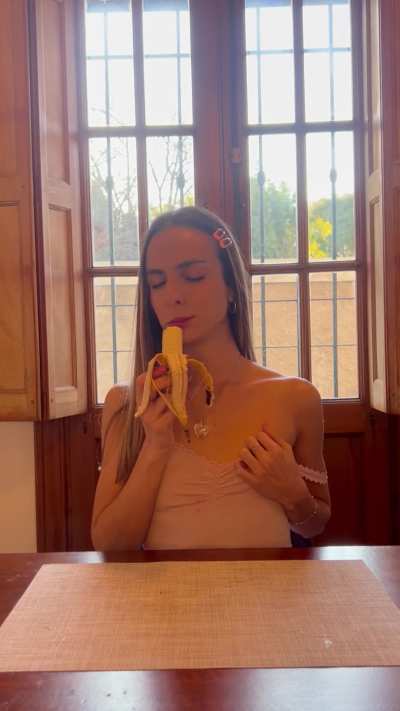 I love savoring the banana and eating it whole 🍌