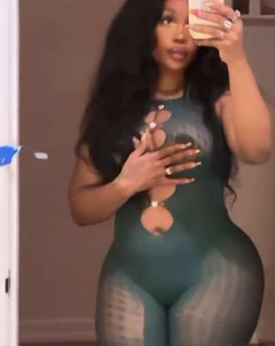 singer Sza is getting more risque showing her nipples, god what a fucking beautiful body