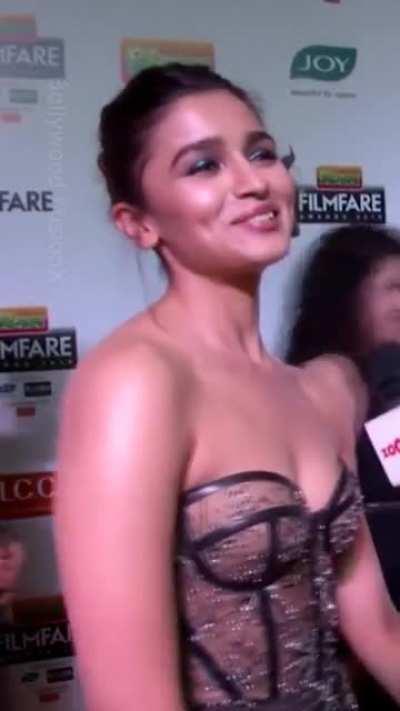 Alia Bhatt Cleavage