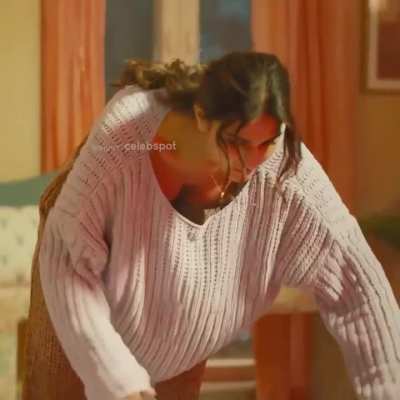 Vaani Kapoor cleavage