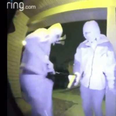 Robber shoots himself trying to break in a house