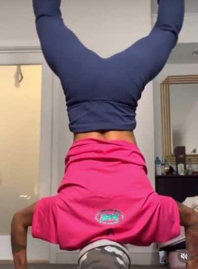 coi handstand twerkin🥴🥴🥴