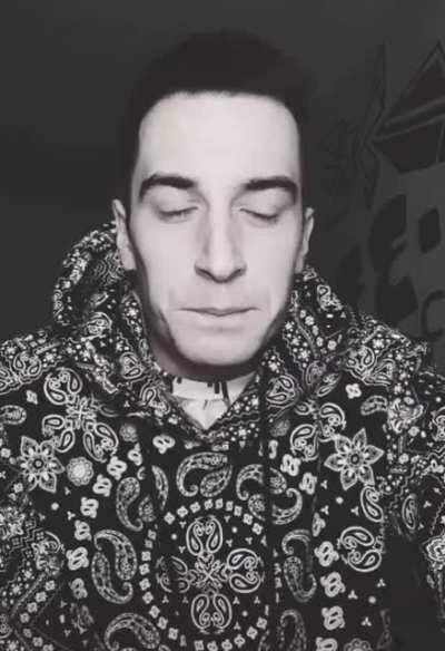 Kratak klip inteligentne Hrvatke persone koji tvrdi da hrvatkska nije na balkanu (zanimanje: tiktoker)