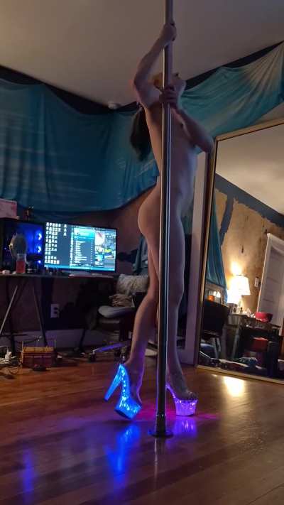 Muscled femboy booty 🥰 [25] (FTM)