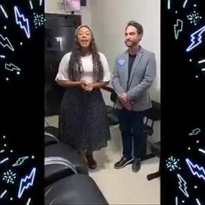 Pra quem ainda não viu Dr Jairinho (torturador e assassino do menino Henry) se apoiando no pé da cadeira pra tentar parecer mais alto