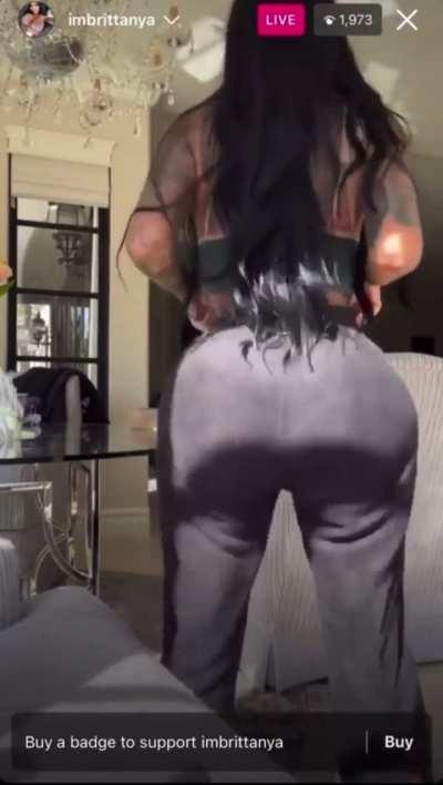 She knows we like the sweats👀👏🏾