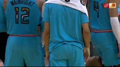 [Highlight] Chris Paul hits the Wemby Floater to end the third