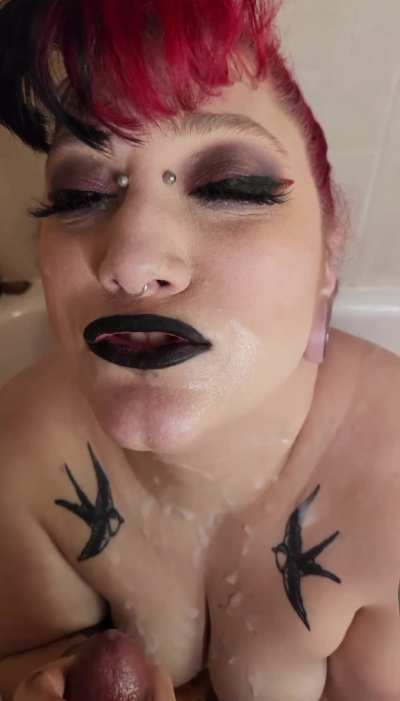 A good goth slut does all the work for her owner 🫦🖤