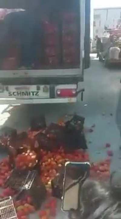 Flood-affected Pakistanis throw away infidel tomatoes from Shia Iran