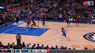 [Highlight] Luka Doncic somehow threads the difficult pass to Dwight Powell