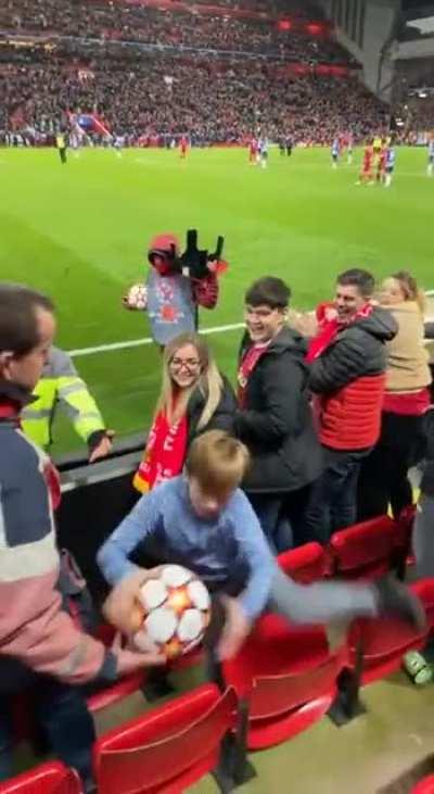 I haven’t seen a crowd team up and help like this in a while :,)