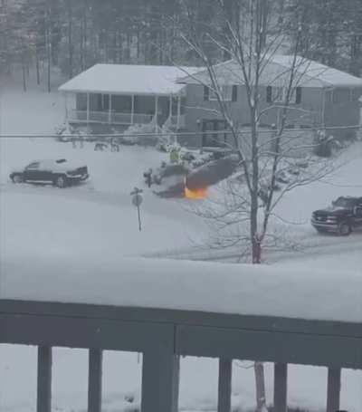 Зачем чистить дорожки от снега лопатой, если есть огнеметы?