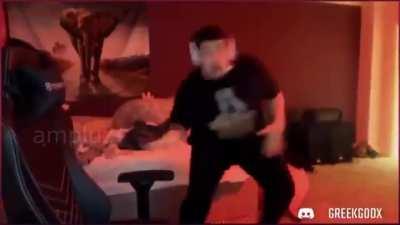 xQc experiences earthquake on stream