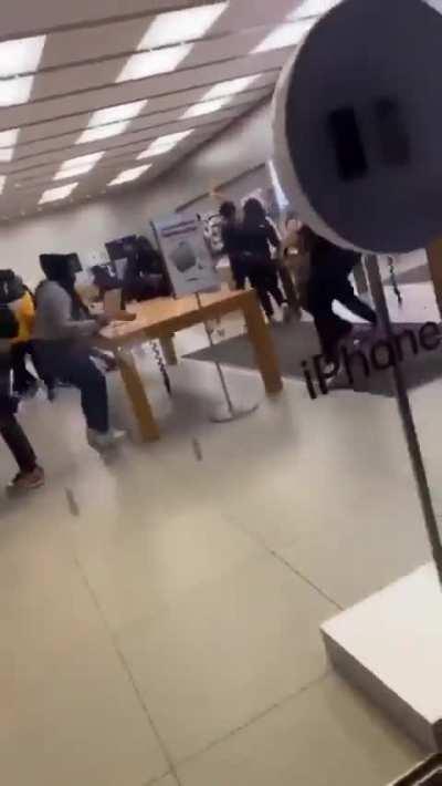 Apple store in Philadelphia looted