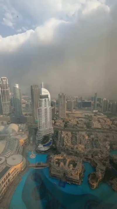 Апокалипсис сегодня: ОАЭ накрыла мощная песчаная буря. От стихии пострадали районы Абу-Даби и Дубай.