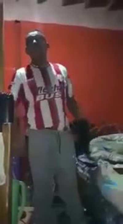 Le exige que devuelva una pistola a Loqui. 