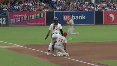 [Highlight] The third base umpire comes in clutch for the Phillies, saving a run by blocking an errant throw from Realmuto.