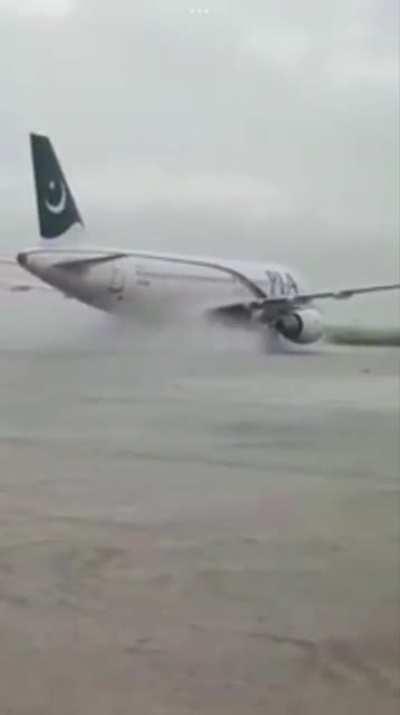 PIA STRONG PLAIN GO SWIIM PAKISTAN ZINDABAD BEST FLOOD INFRASTRUCTURE IN KACHEACHI