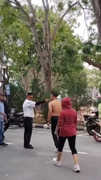 Depan masjid pun kau nak bergaduh lahanat ni