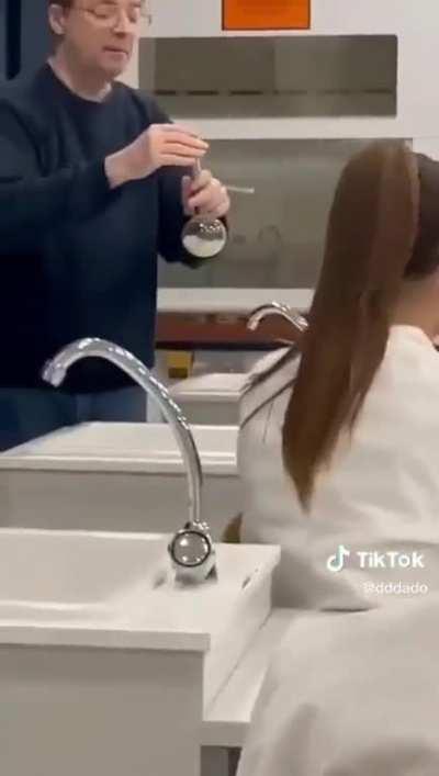 Profesor kemije u MIOC