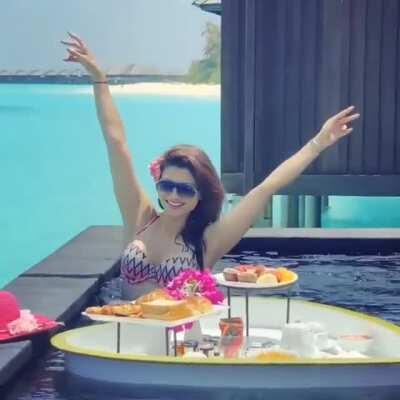 [Sexy] [Indian] [1000+] Urvashi Rautela in pool [Gif]