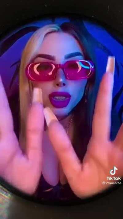 Vaimonroe tiene enormes tet*s.