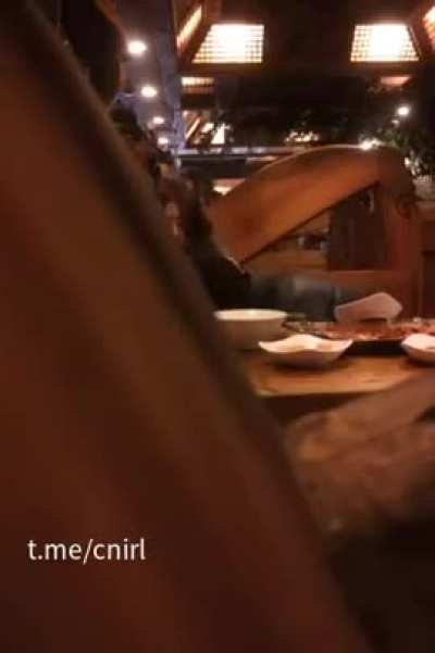 小情侣在餐厅内整活 遭店长发现后上前制止