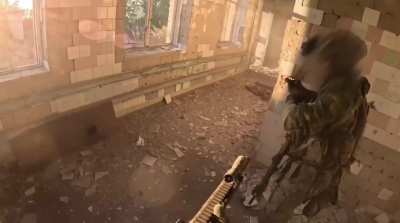 Ukrainian soldiers clear building & eliminate Russian sabotage and reconnaissance group. Novoselivka, Donetsk [1920 × 1072]