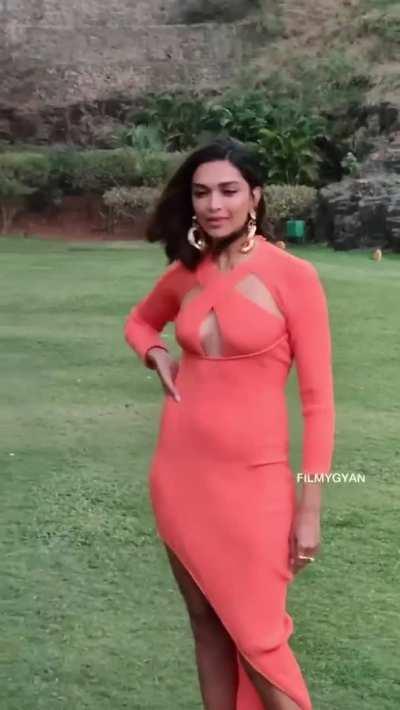 Just look at that body 🍑💦😍Deepika Padukone for Gehraiyaan promotions.